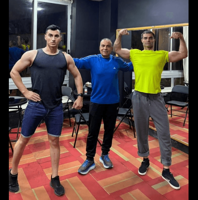 صورة متدربين ومدرب داخل Fitness Time Gym